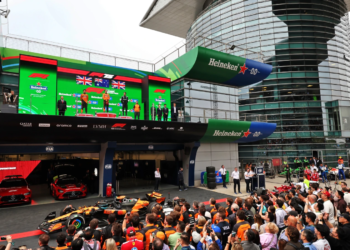 The podium (L to R): Lando Norris (GBR) McLaren, second; Oscar Piastri (AUS) McLaren, race winner; George Russell (GBR) Mercedes AMG F1, third; Charlie Hooper (GBR) Mclaren Director of Car Operations and Engineering. 23.03.2025. Formula 1 World Championship, Rd 2, Chinese Grand Prix, Shanghai, China, Race Day