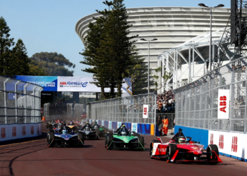 Sacha Fenestraz, Nissan Formula E Team, Nissan e-4ORCE 04 leads Jake Dennis, Avalanche Andretti Formula E, Porsche 99 X Electric Gen3 Maximilian Gunther, Maserati MSG Racing, Maserati Tipo Folgore