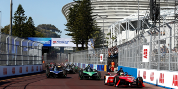 Sacha Fenestraz, Nissan Formula E Team, Nissan e-4ORCE 04 leads Jake Dennis, Avalanche Andretti Formula E, Porsche 99 X Electric Gen3 Maximilian Gunther, Maserati MSG Racing, Maserati Tipo Folgore