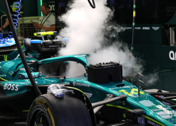 Fernando Alonso had some steering wheel chaos in FP2 in Bahrain