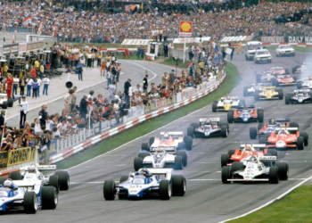 Didier Pironi (FRA) Ligier JS11/15 Ford leads the group at start