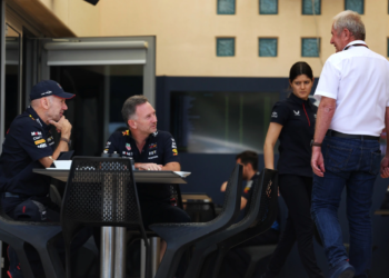 (L to R): Adrian Newey (GBR) Red Bull Racing Chief Technical Officer with Christian Horner (GBR) Red Bull Racing Team Principal and Dr Helmut Marko (AUT) Red Bull Motorsport Consultant. 29.02.2024. Formula 1 World Championship, Rd 1, Bahrain Grand Prix, Sakhir, Bahrain, Practice Day