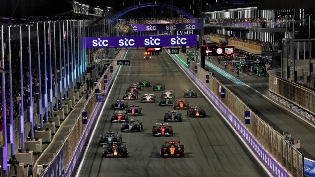 Max Verstappen (NLD) Red Bull Racing RB21 and Oscar Piastri (AUS) McLaren MCL39 lead at the start of the race. 20.04.2025. Formula 1 World Championship, Rd 5, Saudi Arabian Grand Prix, Jeddah, Saudi Arabia, Race Day