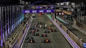 Max Verstappen (NLD) Red Bull Racing RB21 and Oscar Piastri (AUS) McLaren MCL39 lead at the start of the race. 20.04.2025. Formula 1 World Championship, Rd 5, Saudi Arabian Grand Prix, Jeddah, Saudi Arabia, Race Day