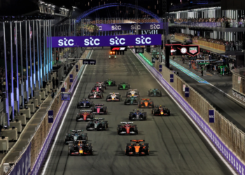 Max Verstappen (NLD) Red Bull Racing RB21 and Oscar Piastri (AUS) McLaren MCL39 lead at the start of the race. 20.04.2025. Formula 1 World Championship, Rd 5, Saudi Arabian Grand Prix, Jeddah, Saudi Arabia, Race Day