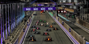 Max Verstappen (NLD) Red Bull Racing RB21 and Oscar Piastri (AUS) McLaren MCL39 lead at the start of the race. 20.04.2025. Formula 1 World Championship, Rd 5, Saudi Arabian Grand Prix, Jeddah, Saudi Arabia, Race Day