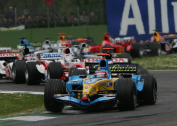 24.04.2005 Imola, San Marino, Fernando Alonso, ESP, Mild Seven Renault F1 Team, R25, Action, Track The Start of the Race - April, Formula 1 World Championship, Rd 4, San Marino Grand Prix, RSM, Race