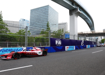Oliver Rowland of Great Britain driving the (23) Nissan Formula E Team Nissan e-4ORCE 05 on track during Practice, ahead of the Tokyo E-Prix, Round 8 of the 2025 FIA Formula E World Championship at Tokyo Street Circuit on May 16, 2025 in Tokyo, Japan