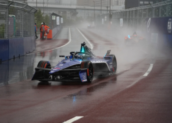 Stoffel Vandoorne of Belgium driving the (2) Maserati MSG Racing Maserati Tipo Folgore in the rain during practice, ahead of the Tokyo E-Prix, Round 8 of the 2025 FIA Formula E World Championship at Tokyo Street Circuit on May 17, 2025 in Tokyo, Japan