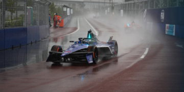 Stoffel Vandoorne of Belgium driving the (2) Maserati MSG Racing Maserati Tipo Folgore in the rain during practice, ahead of the Tokyo E-Prix, Round 8 of the 2025 FIA Formula E World Championship at Tokyo Street Circuit on May 17, 2025 in Tokyo, Japan