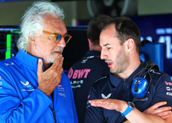 Flavio Briatore has denied Oliver Oakes stepped down due to a disagreement over the team's driver swap