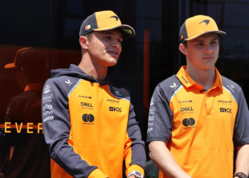 (L to R): Lando Norris (GBR) McLaren with Oscar Piastri (AUS) McLaren. 15.05.2025. Formula 1 World Championship, Rd 7, Emilia Romagna Grand Prix, Imola, Italy, Preparation Day