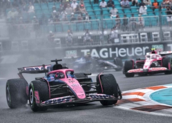 The formation lap began behind the Safety Car as multiple drivers complained about visibility before the red flag was called by the race stewards.