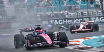 The formation lap began behind the Safety Car as multiple drivers complained about visibility before the red flag was called by the race stewards.