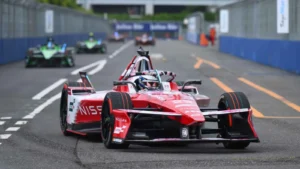 Oliver Rowland dropped down as far as sixth place in the early stages of the race Image: Formula E