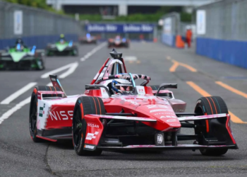 Oliver Rowland dropped down as far as sixth place in the early stages of the race Image: Formula E