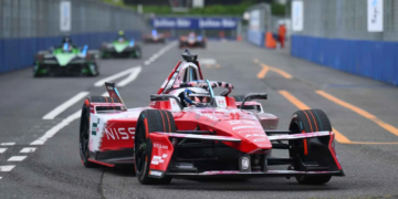 Oliver Rowland dropped down as far as sixth place in the early stages of the race Image: Formula E