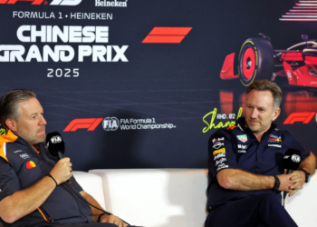 (L to R): Zak Brown (USA) McLaren Executive Director and Christian Horner (GBR) Red Bull Racing Team Principal in the FIA Press Conference. 21.03.2025. Formula 1 World Championship, Rd 2, Chinese Grand Prix, Shanghai, China, Sprint Qualifying Day