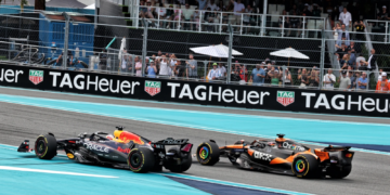 Max Verstappen (NLD) Red Bull Racing RB21 and Oscar Piastri (AUS) McLaren MCL39 battle for position. 04.05.2025. Formula 1 World Championship, Rd 6, Miami Grand Prix, Miami, Florida, USA, Race Day