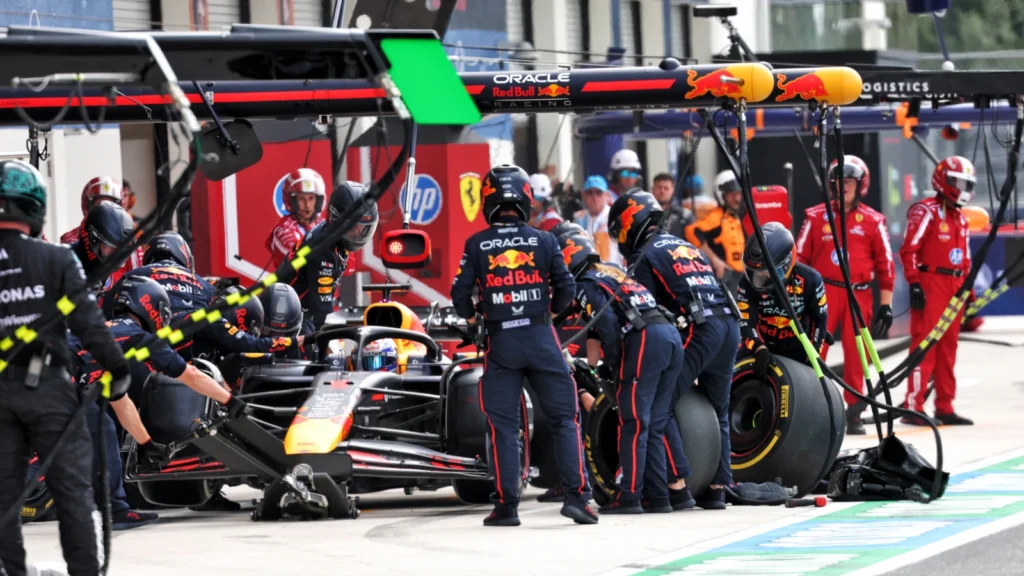 Max Verstappen (NLD) Red Bull Racing RB21 makes a pit stop. 04.05.2025. Formula 1 World Championship, Rd 6, Miami Grand Prix, Miami, Florida, USA, Race Day