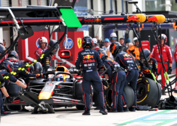 Max Verstappen (NLD) Red Bull Racing RB21 makes a pit stop. 04.05.2025. Formula 1 World Championship, Rd 6, Miami Grand Prix, Miami, Florida, USA, Race Day