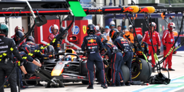 Max Verstappen (NLD) Red Bull Racing RB21 makes a pit stop. 04.05.2025. Formula 1 World Championship, Rd 6, Miami Grand Prix, Miami, Florida, USA, Race Day