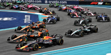 Max Verstappen (NLD) Red Bull Racing RB21 leads Lando Norris (GBR) McLaren MCL39 and Oscar Piastri (AUS) McLaren MCL39 at the start of the race. 04.05.2025. Formula 1 World Championship, Rd 6, Miami Grand Prix, Miami, Florida, USA, Race Day