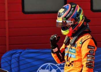 Oscar Piastri (AUS) McLaren celebrates his pole position in qualifying parc ferme. 17.05.2025. Formula 1 World Championship, Rd 7, Emilia Romagna Grand Prix, Imola, Italy, Qualifying Day