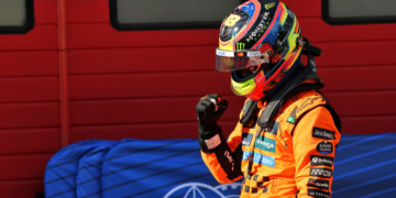 Oscar Piastri (AUS) McLaren celebrates his pole position in qualifying parc ferme. 17.05.2025. Formula 1 World Championship, Rd 7, Emilia Romagna Grand Prix, Imola, Italy, Qualifying Day