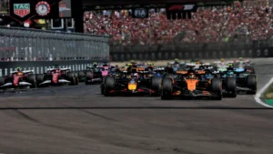 Oscar Piastri (AUS) McLaren MCL39 leads Max Verstappen (NLD) Red Bull Racing RB21 at the start of the race. 18.05.2025. Formula 1 World Championship, Rd 7, Emilia Romagna Grand Prix, Imola, Italy, Race Day