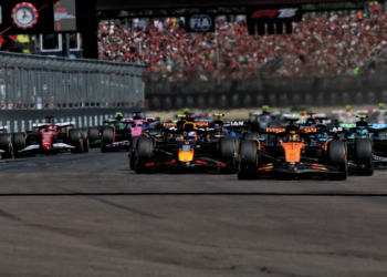 Oscar Piastri (AUS) McLaren MCL39 leads Max Verstappen (NLD) Red Bull Racing RB21 at the start of the race. 18.05.2025. Formula 1 World Championship, Rd 7, Emilia Romagna Grand Prix, Imola, Italy, Race Day