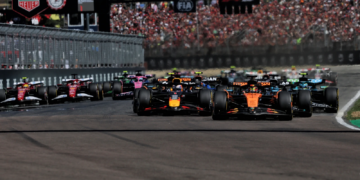 Oscar Piastri (AUS) McLaren MCL39 leads Max Verstappen (NLD) Red Bull Racing RB21 at the start of the race. 18.05.2025. Formula 1 World Championship, Rd 7, Emilia Romagna Grand Prix, Imola, Italy, Race Day