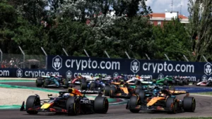 Max Verstappen (NLD) Red Bull Racing RB21 passes Oscar Piastri (AUS) McLaren MCL39 at the start of the race. 18.05.2025. Formula 1 World Championship, Rd 7, Emilia Romagna Grand Prix, Imola, Italy, Race Day