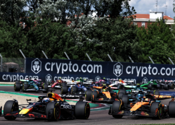 Max Verstappen (NLD) Red Bull Racing RB21 passes Oscar Piastri (AUS) McLaren MCL39 at the start of the race. 18.05.2025. Formula 1 World Championship, Rd 7, Emilia Romagna Grand Prix, Imola, Italy, Race Day