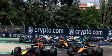 Max Verstappen (NLD) Red Bull Racing RB21 passes Oscar Piastri (AUS) McLaren MCL39 at the start of the race. 18.05.2025. Formula 1 World Championship, Rd 7, Emilia Romagna Grand Prix, Imola, Italy, Race Day