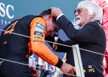 Bernie Ecclestone presents Lando Norris, McLaren, with the FIA president's medal at the Austrian Grand Prix, 2025