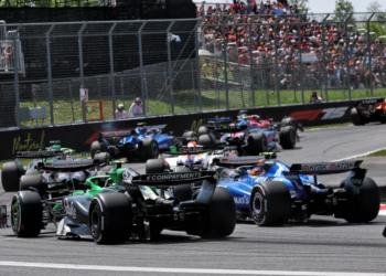 Gabriel Bortoleto (BRA) Sauber C45 and Carlos Sainz (ESP) Atlassian Williams Racing FW47 at the start of the race. 15.06.2025. Formula 1 World Championship, Rd 10, Canadian Grand Prix, Montreal, Canada, Race Day