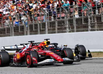 Charles Leclerc (MON) Ferrari SF-25 and Max Verstappen (NLD) Red Bull Racing RB21 battle for position. 01.06.2025. Formula 1 World Championship, Rd 9, Spanish Grand Prix, Barcelona, Spain, Race Day
