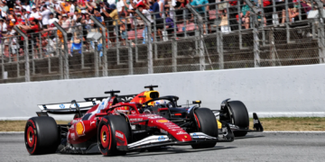 Charles Leclerc (MON) Ferrari SF-25 and Max Verstappen (NLD) Red Bull Racing RB21 battle for position. 01.06.2025. Formula 1 World Championship, Rd 9, Spanish Grand Prix, Barcelona, Spain, Race Day