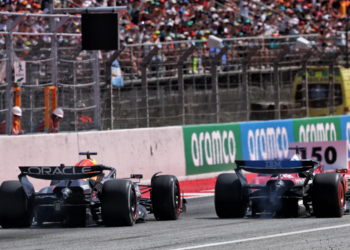 Charles Leclerc (MON) Ferrari SF-25 and Max Verstappen (NLD) Red Bull Racing RB21 battle for position. 01.06.2025. Formula 1 World Championship, Rd 9, Spanish Grand Prix, Barcelona, Spain, Race Day