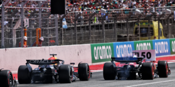 Charles Leclerc (MON) Ferrari SF-25 and Max Verstappen (NLD) Red Bull Racing RB21 battle for position. 01.06.2025. Formula 1 World Championship, Rd 9, Spanish Grand Prix, Barcelona, Spain, Race Day