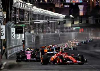 Carlos Sainz Jr (ESP) Ferrari SF-24 at the start of the race. 23.11.2024. Formula 1 World Championship, Rd 22, Las Vegas Grand Prix, Las Vegas, Nevada, USA, Race Day