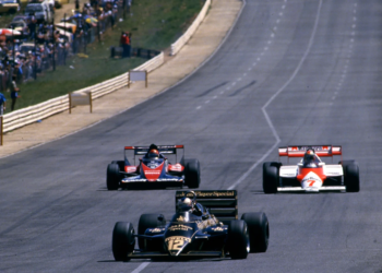 Nigel Mansell (GBR) Lotus 94T Renault