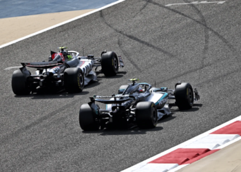 Andrea Kimi Antonelli (ITA) Mercedes AMG F1 W16 and Oliver Bearman (GBR) Haas VF-25. 28.02.2025. Formula 1 Testing, Sakhir, Bahrain, Day Three