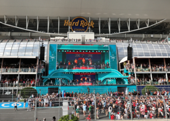 The podium (L to R): Louise McEwen (GBR) McLaren Chief Marketing Officer; Lando Norris (GBR) McLaren, second; Oscar Piastri (AUS) McLaren, race winner; George Russell (GBR) Mercedes AMG F1, third. 04.05.2025. Formula 1 World Championship, Rd 6, Miami Grand Prix, Miami, Florida, USA, Race Day