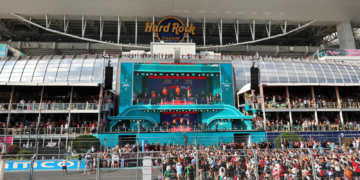 The podium (L to R): Louise McEwen (GBR) McLaren Chief Marketing Officer; Lando Norris (GBR) McLaren, second; Oscar Piastri (AUS) McLaren, race winner; George Russell (GBR) Mercedes AMG F1, third. 04.05.2025. Formula 1 World Championship, Rd 6, Miami Grand Prix, Miami, Florida, USA, Race Day