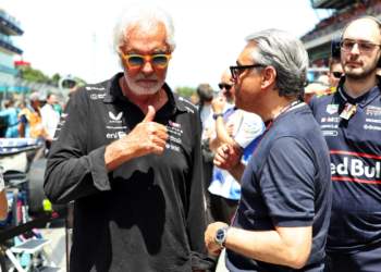 (L to R): Flavio Briatore (ITA) Alpine F1 Team Executive Advisor with Luca de Meo (ITA) Groupe Renault Chief Executive Officer on the grid. 01.06.2025. Formula 1 World Championship, Rd 9, Spanish Grand Prix, Barcelona, Spain, Race Day
