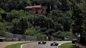 Carlos Sainz (ESP) Atlassian Williams Racing FW47 and Max Verstappen (NLD) Red Bull Racing RB21. 17.05.2025. Formula 1 World Championship, Rd 7, Emilia Romagna Grand Prix, Imola, Italy, Qualifying Day