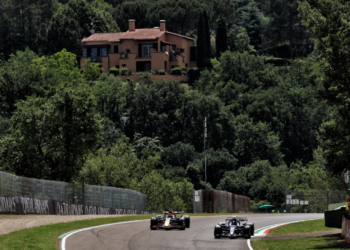 Carlos Sainz (ESP) Atlassian Williams Racing FW47 and Max Verstappen (NLD) Red Bull Racing RB21. 17.05.2025. Formula 1 World Championship, Rd 7, Emilia Romagna Grand Prix, Imola, Italy, Qualifying Day