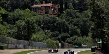 Carlos Sainz (ESP) Atlassian Williams Racing FW47 and Max Verstappen (NLD) Red Bull Racing RB21. 17.05.2025. Formula 1 World Championship, Rd 7, Emilia Romagna Grand Prix, Imola, Italy, Qualifying Day